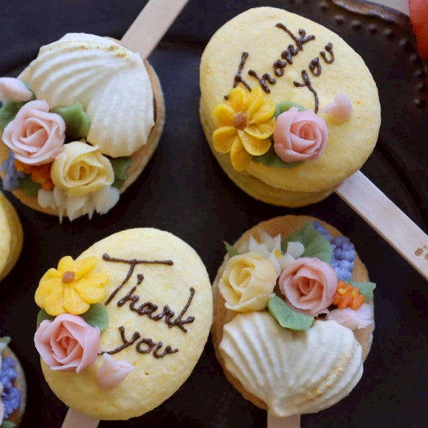メッセージ入り棒付きマカロン Thank you 2本とお花の飾り2本｜いろはのおと