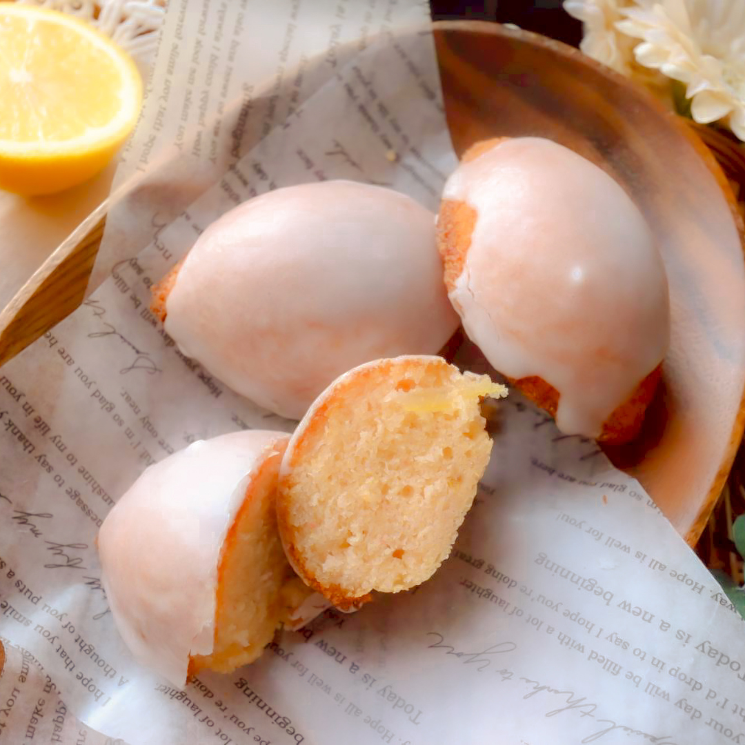 木の器にのったレモンケーキと、カットされた断面が見える配置