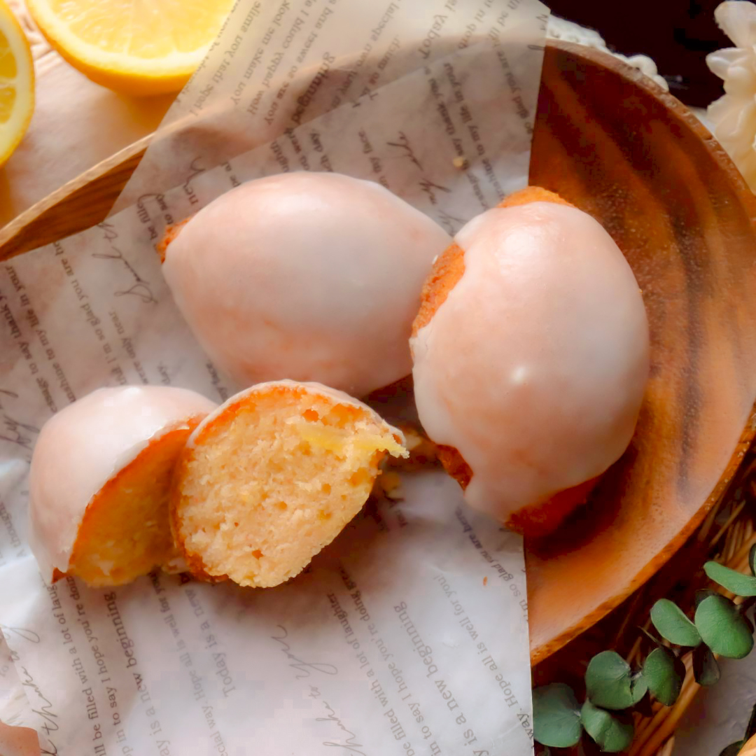 レモンケーキの断面のアップと、後ろにグレーズがかかったケーキ