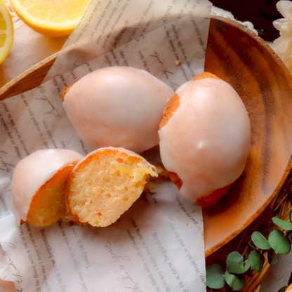 レモンケーキの断面のアップと、後ろにグレーズがかかったケーキ