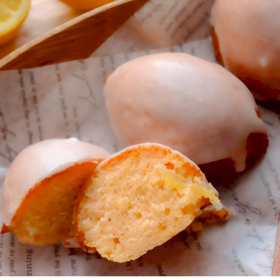 半分に割ったレモンケーキの断面と、白いグレーズのかかったケーキが並ぶ様子