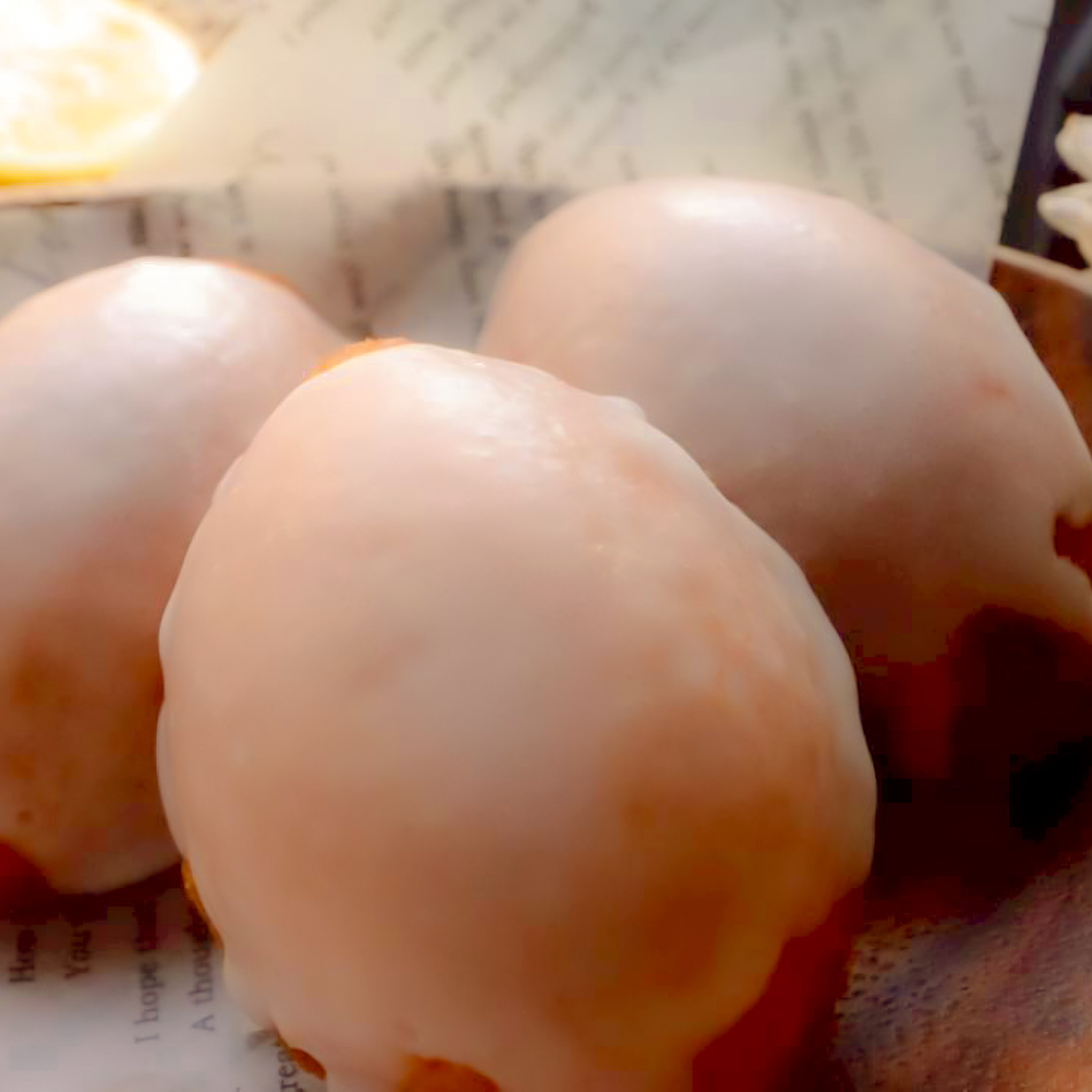 白いグレーズに覆われたレモンケーキの表面のアップ