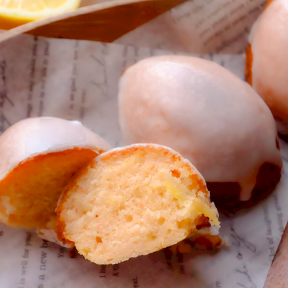 しっとりした断面のレモンケーキのクローズアップ